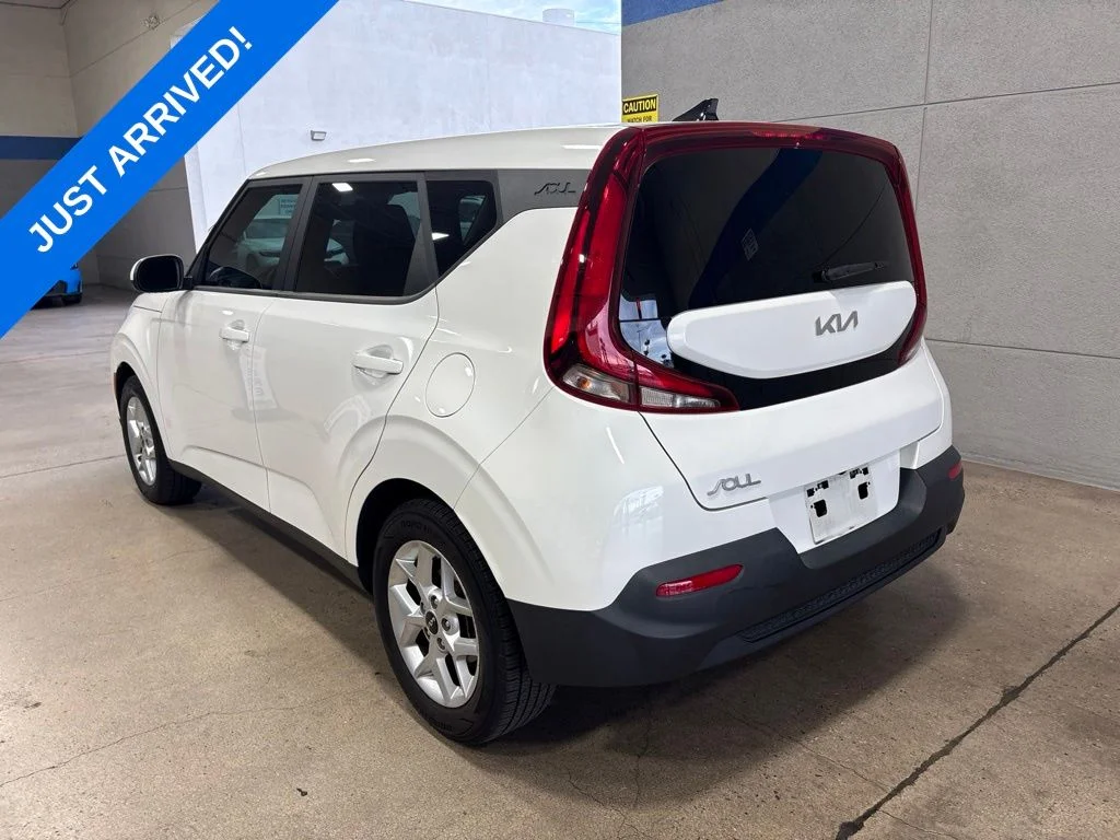 Used 2022 Snow White Pearl Kia LX image 4