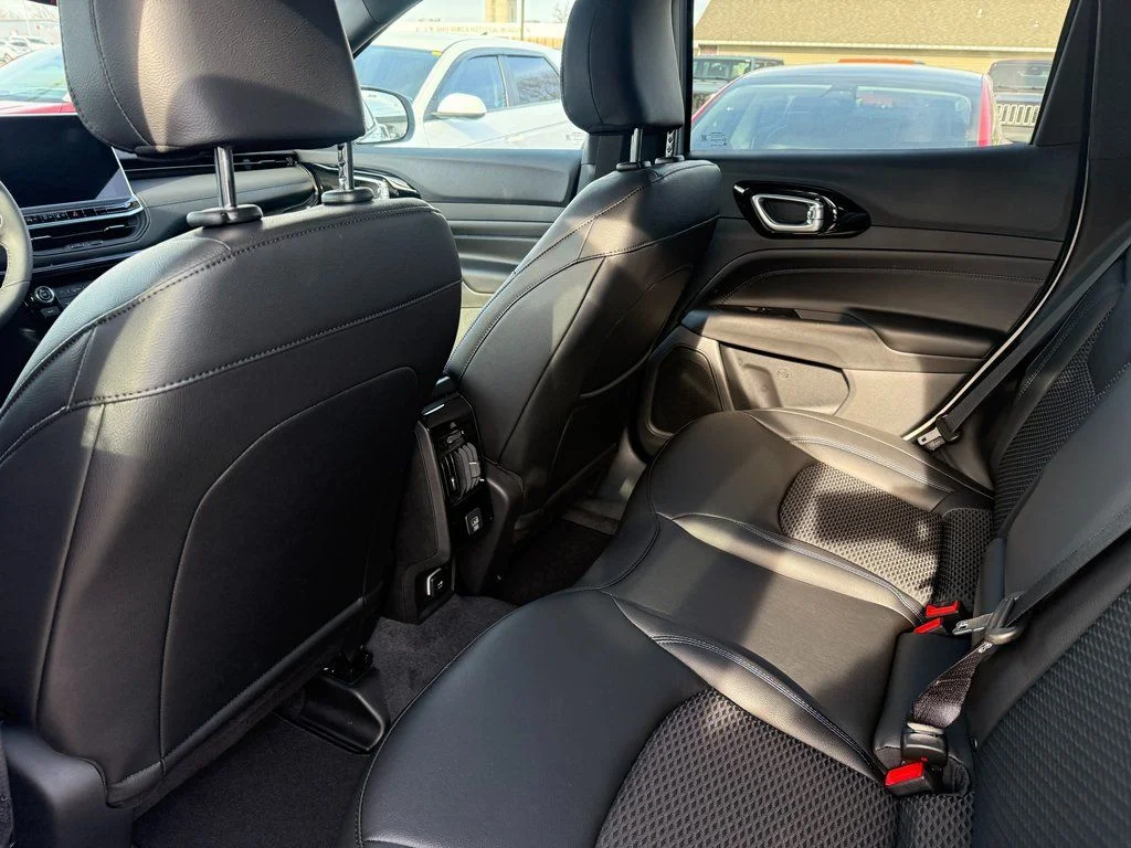 New 2026 White Jeep Latitude image 13