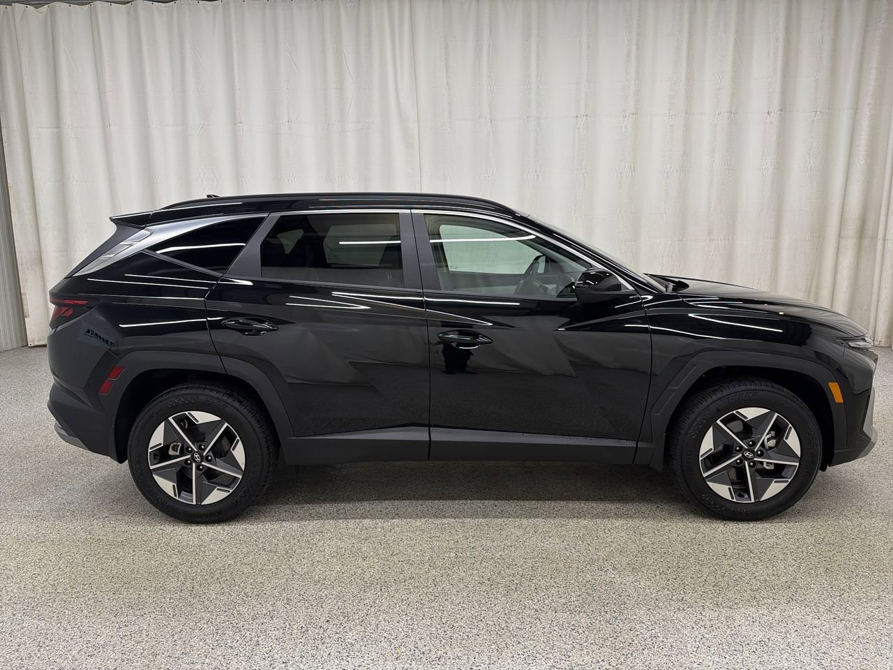Certified Used 2025 Phantom Black Hyundai SEL image 5