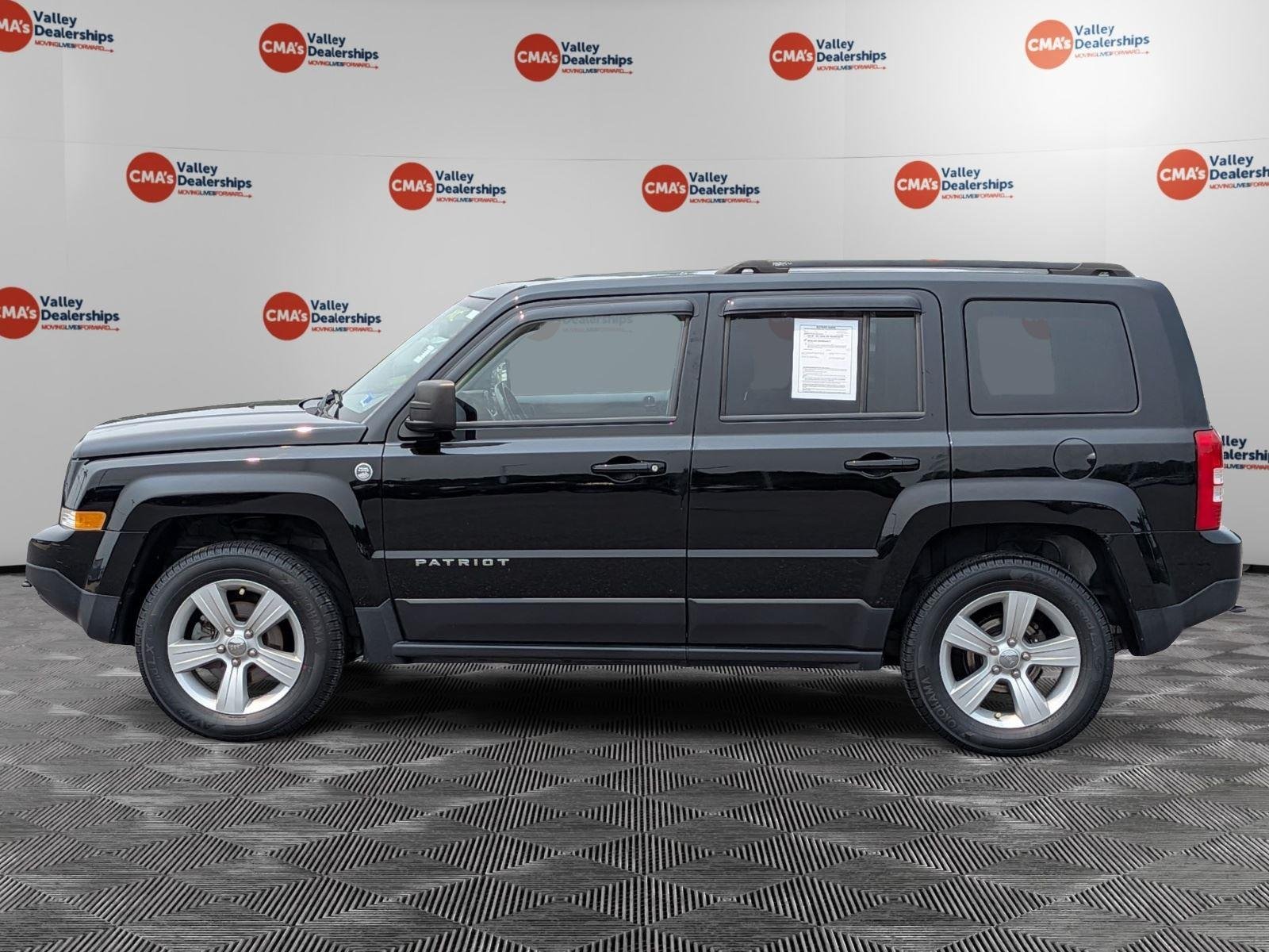 Used 2017 Black Clearcoat Jeep Latitude image 8