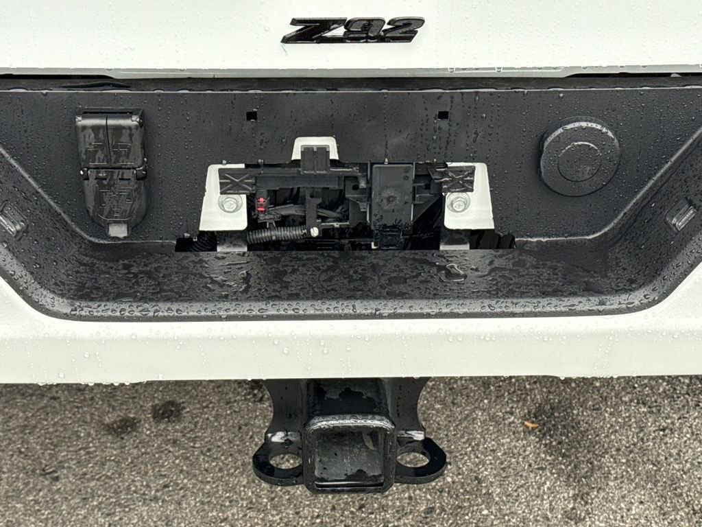 New 2025 Summit White Chevrolet LTZ image 28