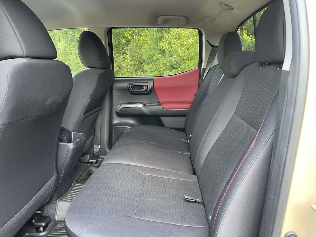 Used 2017  Toyota SR5 image 10