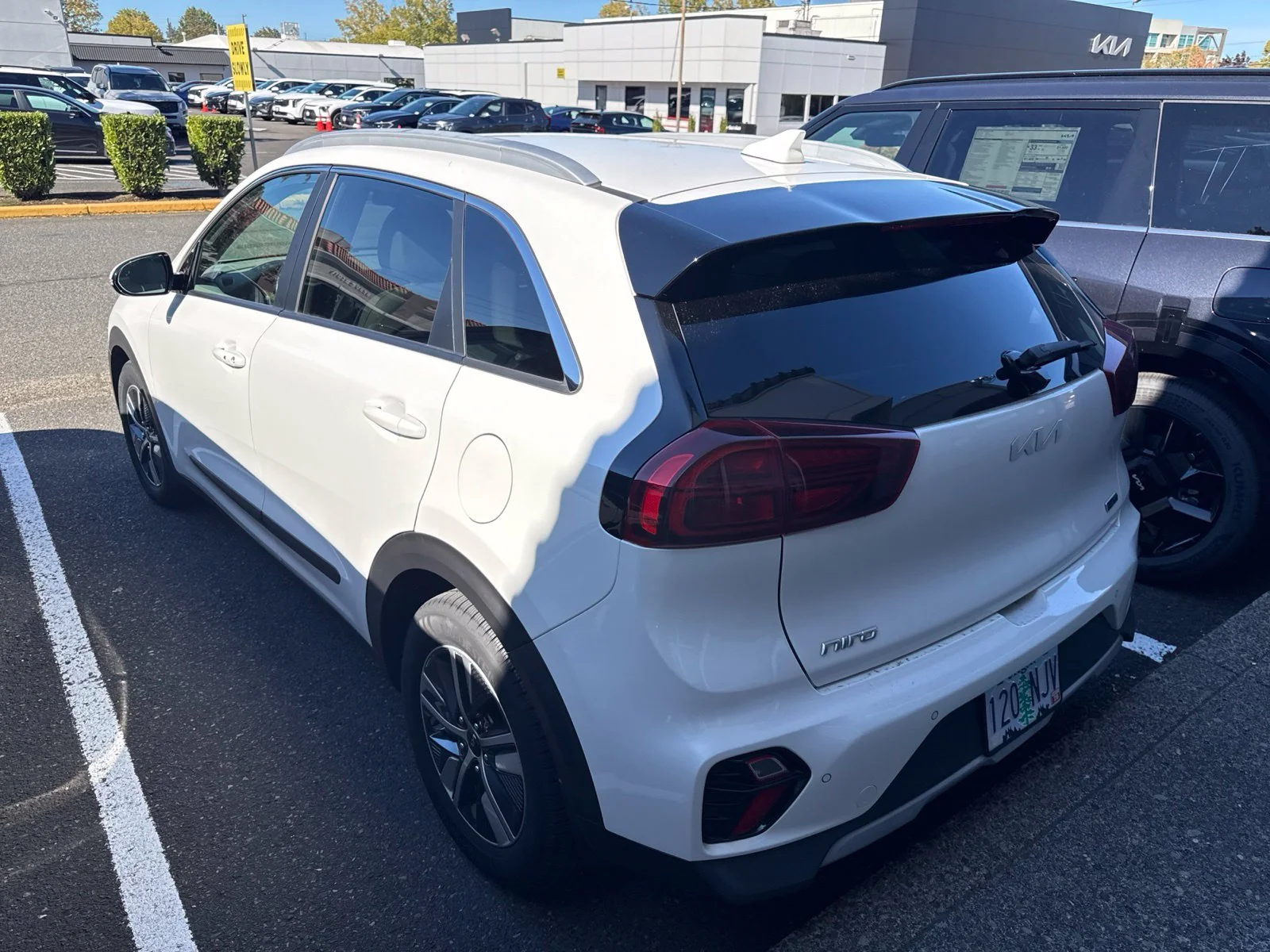 Used 2022 White Kia EX Premium image 3