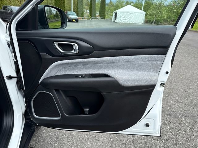 Used 2024 Bright White Clearcoat Jeep Latitude image 9