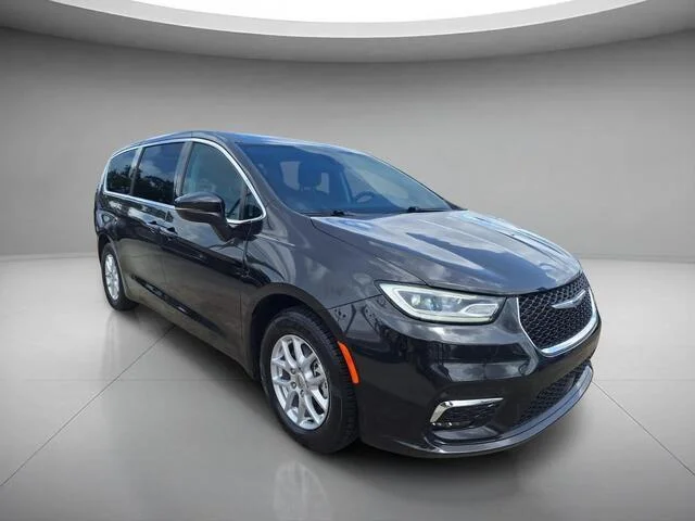 Used 2023 Brilliant Black Crystal Pearlcoat Chrysler Touring L image 7