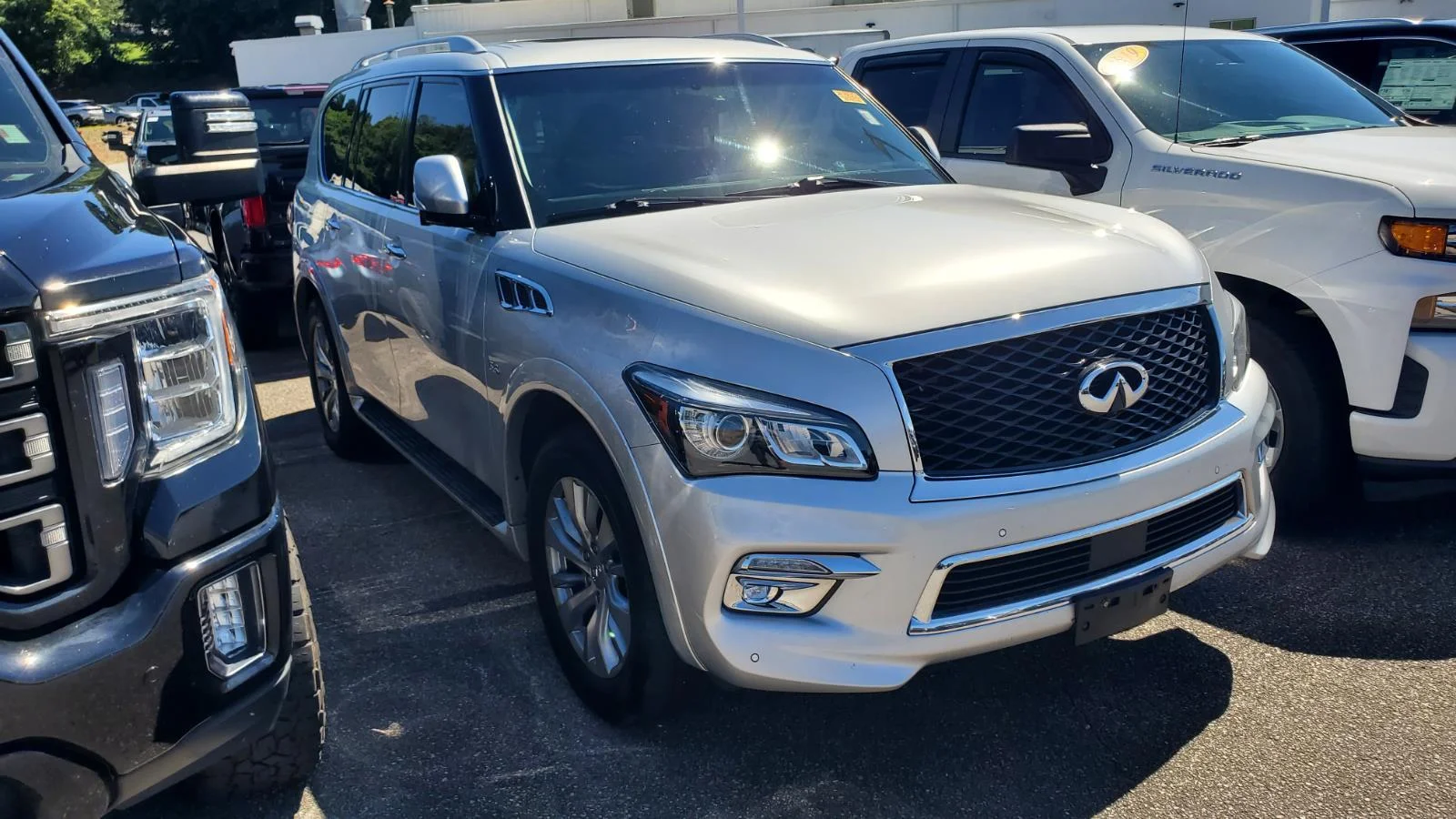 Used 2017 Liquid Platinum INFINITI Limited 4WD image 2