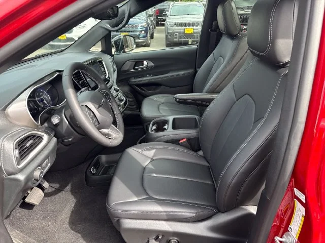 2025 Chrysler Pacifica Select - Photo 15