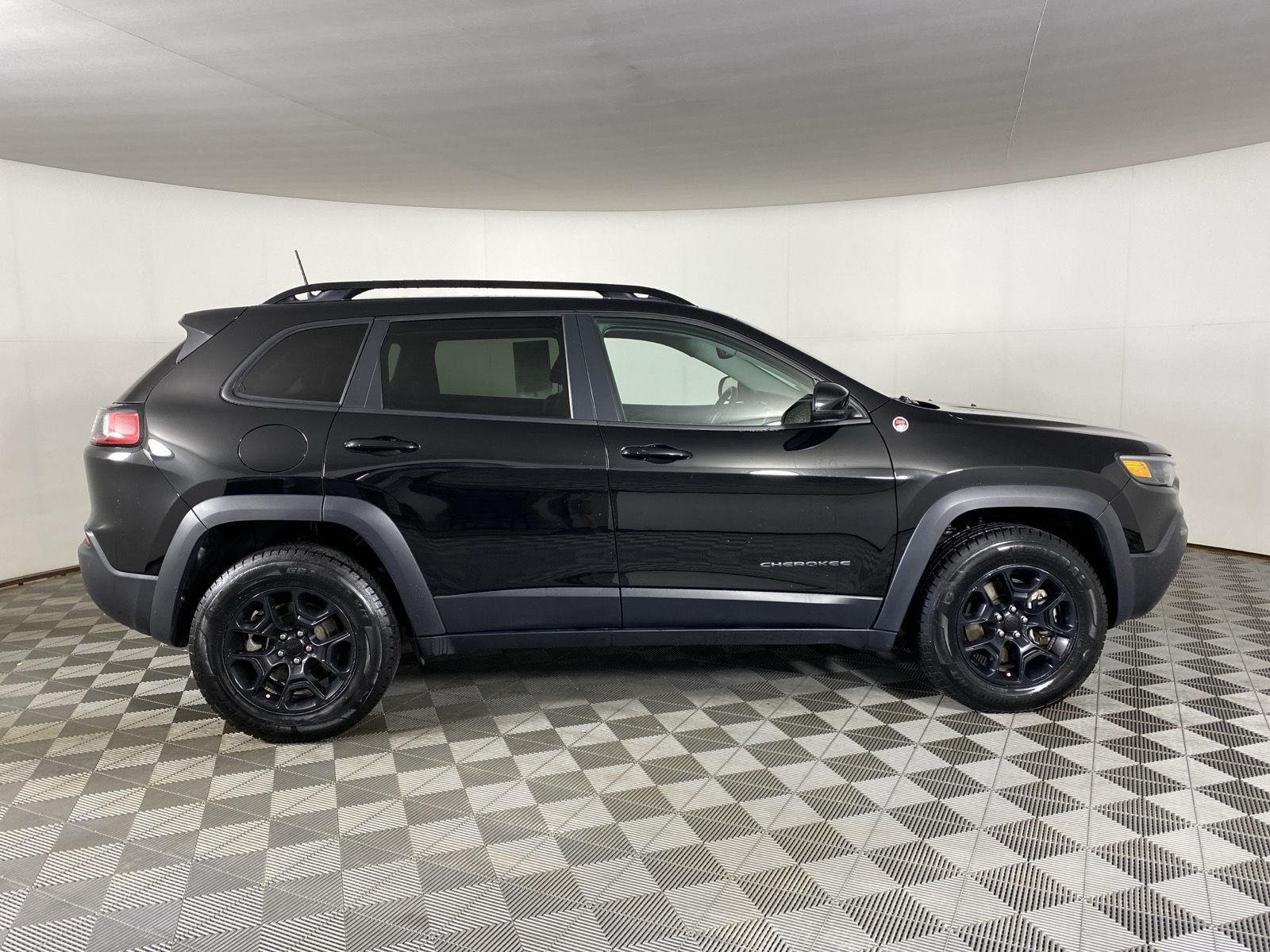 Used 2022 Diamond Black Crystal Pearlcoat Jeep Trailhawk image 8