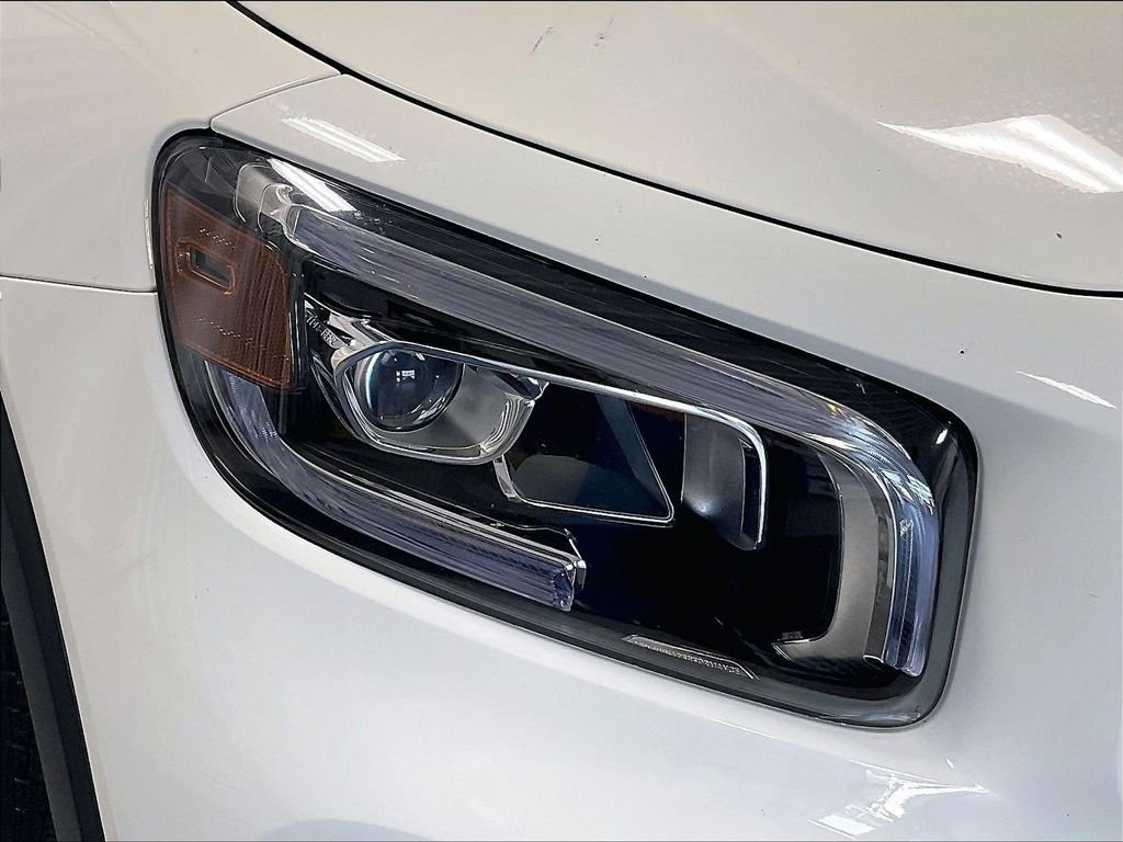 Used 2023 White Mercedes-Benz GLB 250 image 33