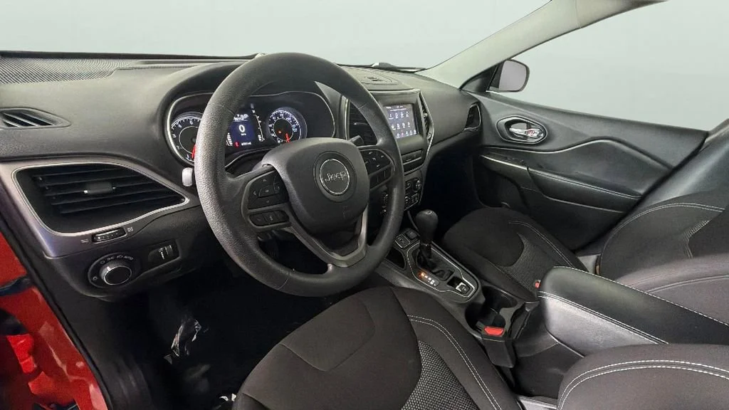 Used 2021 Orange Jeep Latitude FWD image 18