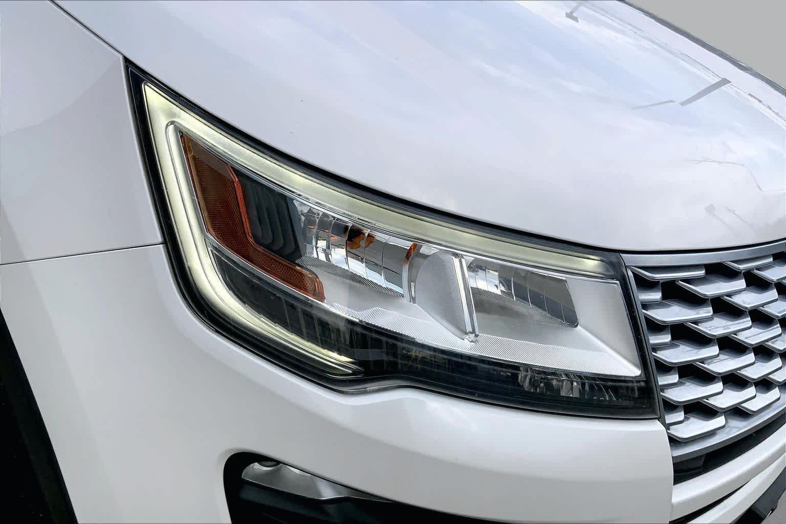 Used 2019 White Platinum Metallic Tri-Coat Ford Platinum image 28
