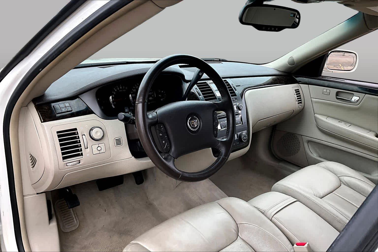 Used 2010 White Diamond Tricoat Cadillac w/1SC image 17