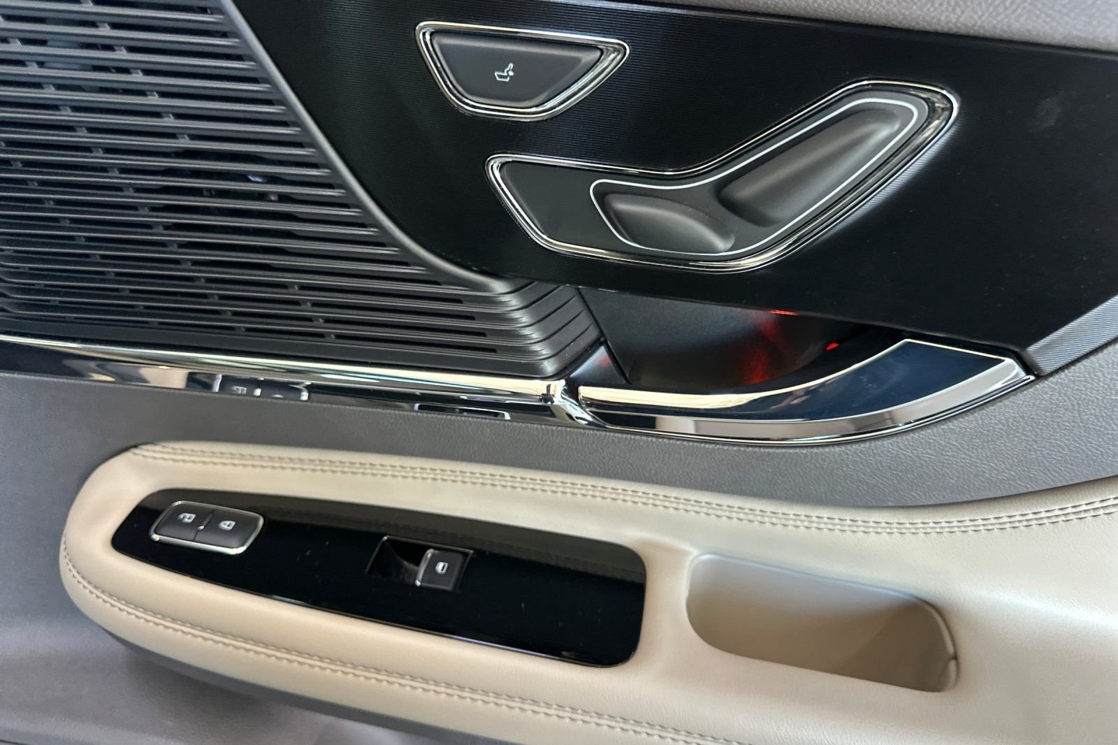 Used 2022 White Lincoln Standard image 18