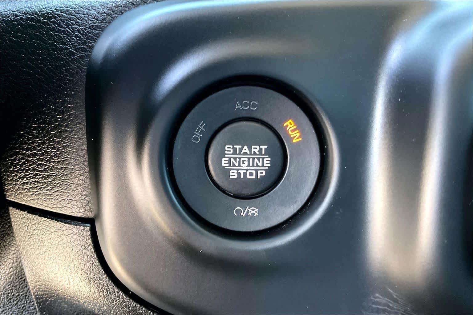 Used 2018 Black Clearcoat Jeep Sport S image 31