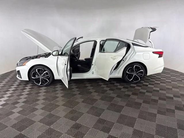 Used 2024 White Nissan 2.5 SR image 12