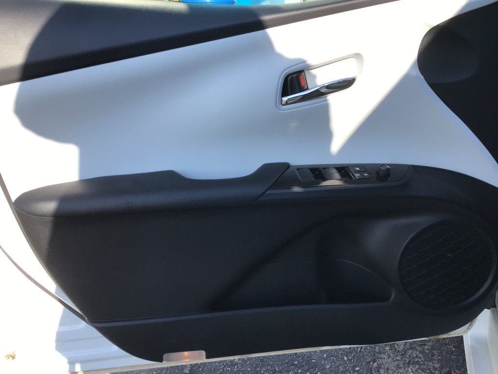 Used 2022 White Toyota L Eco image 10