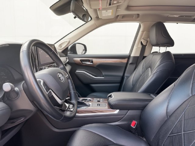 Certified Used 2023  Toyota Platinum image 16