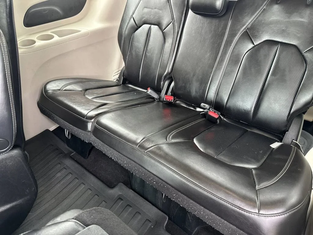 Used 2023  Chrysler Hybrid Touring L image 15