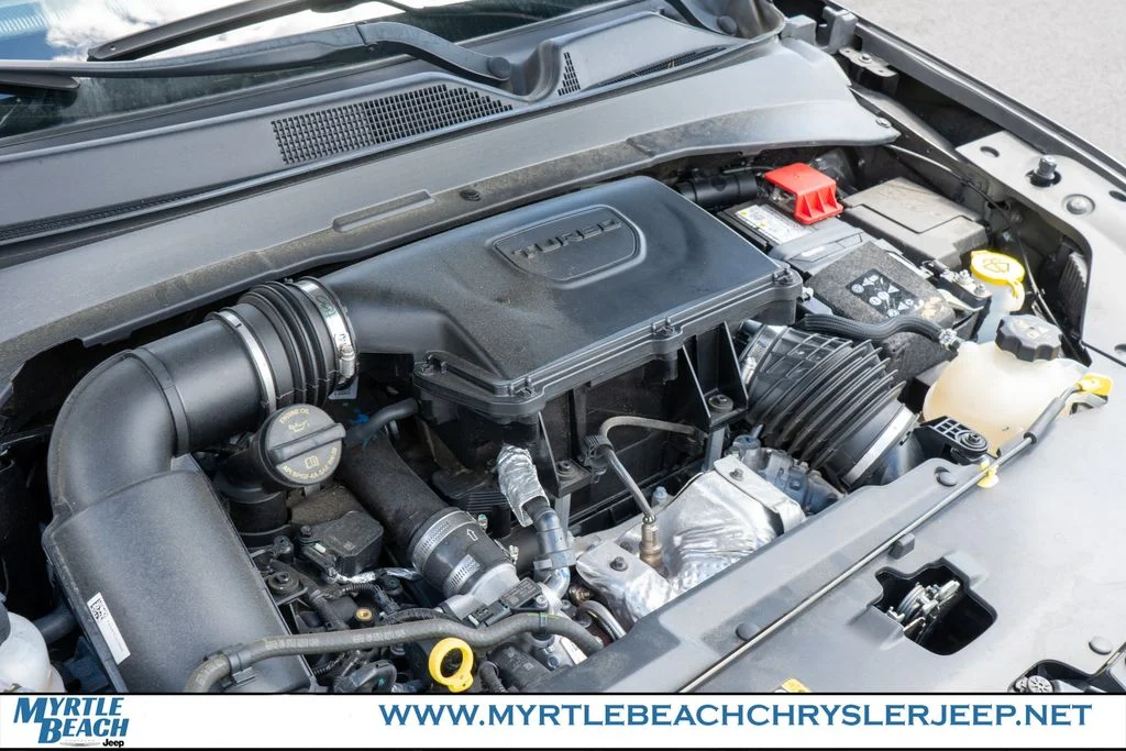 Used 2023 Crystal Metallic Jeep Latitude image 31