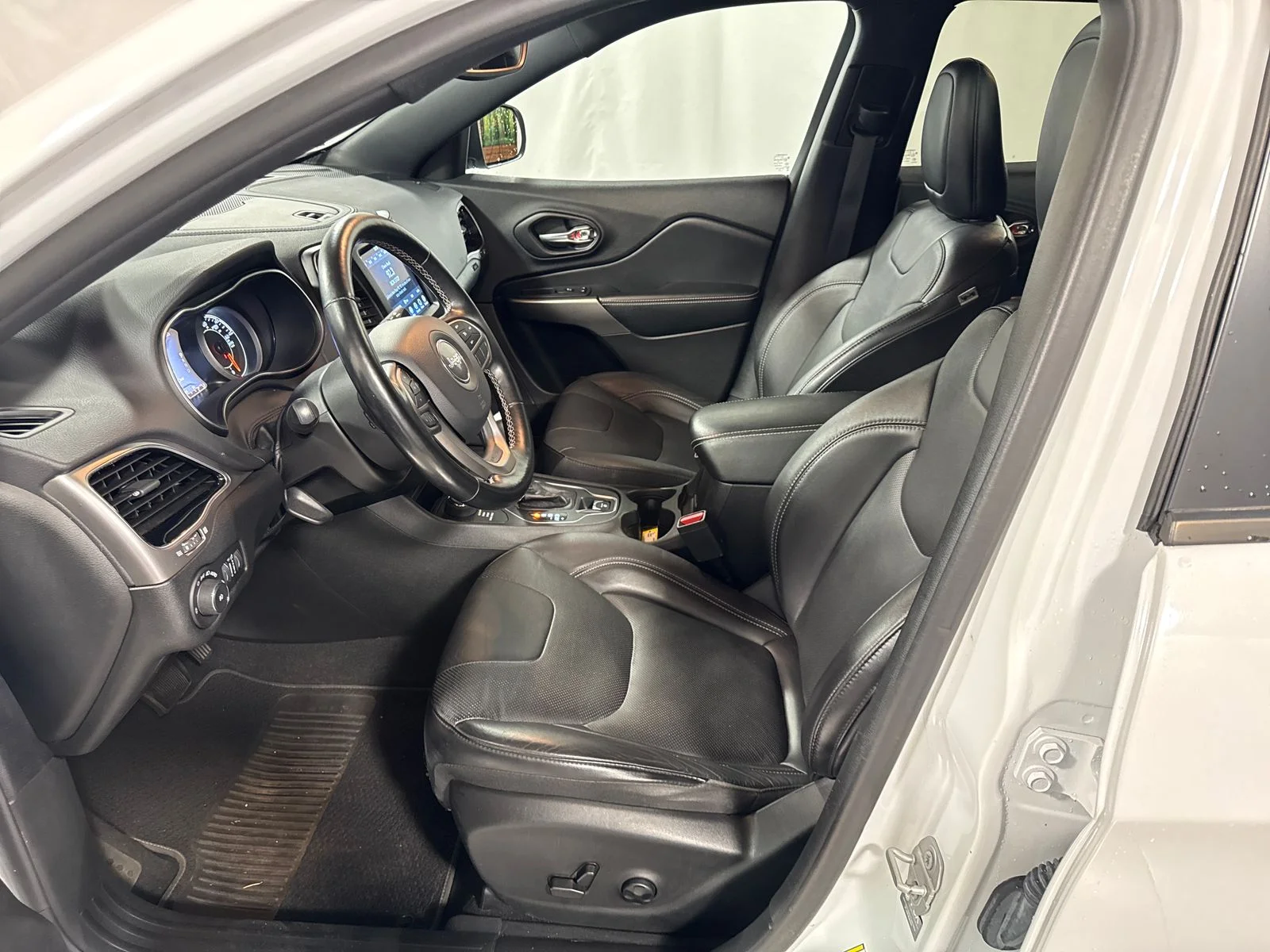 Used 2021 Bright White Clearcoat Jeep Latitude Lux image 3