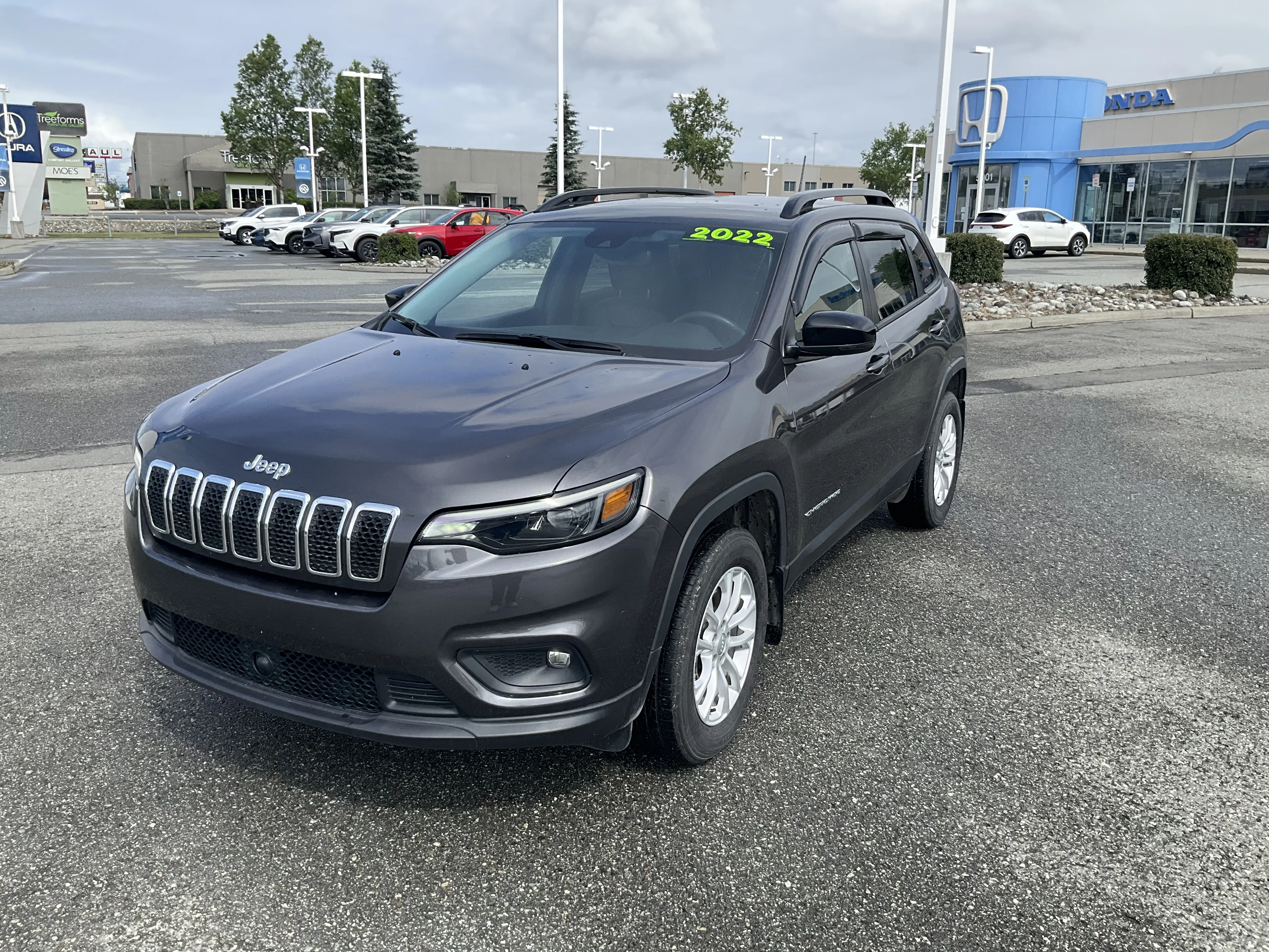 Used 2022 Gray Jeep Latitude Lux image 1