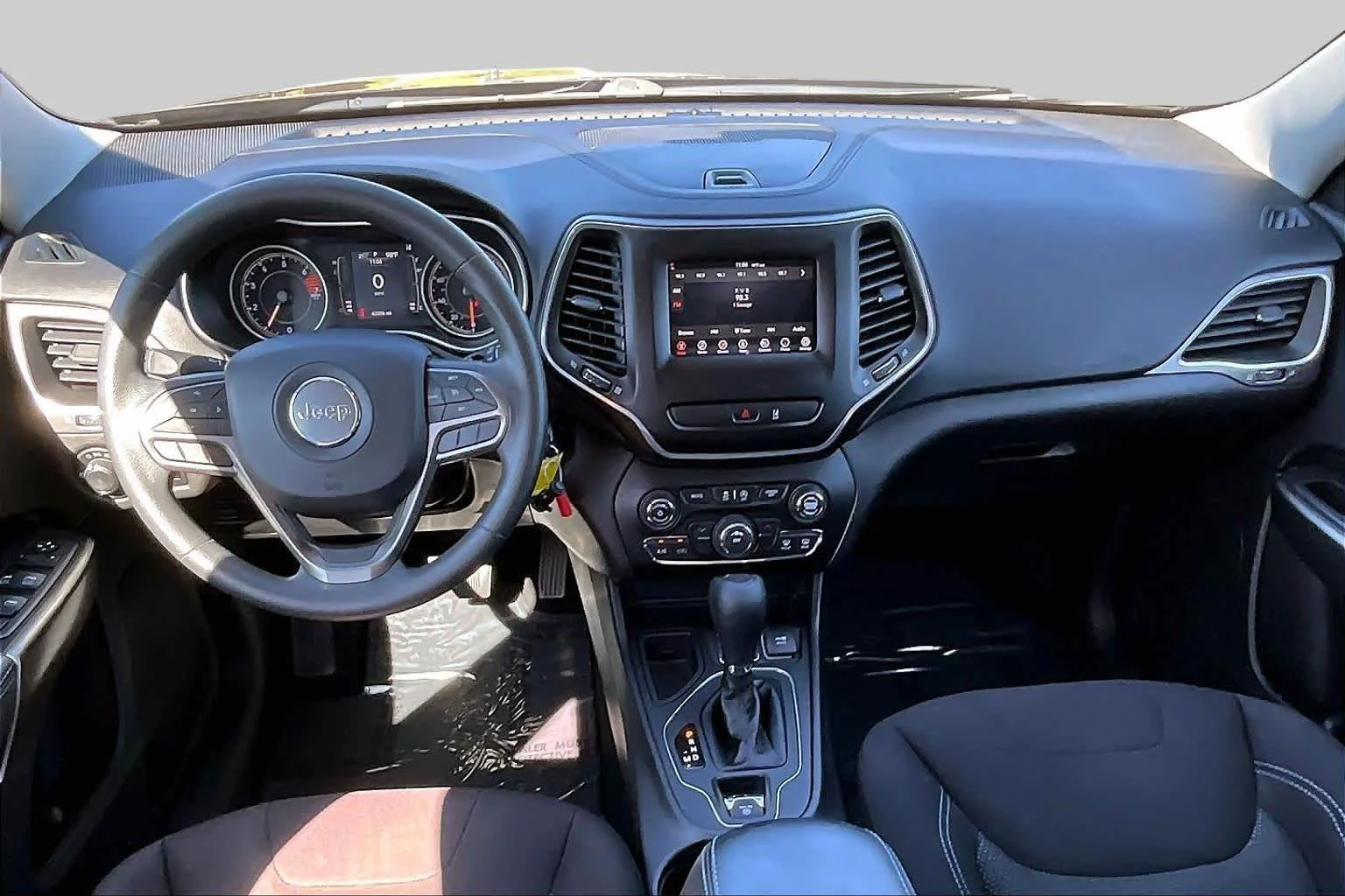 Used 2021 Diamond Black Crystal Pearlcoat Jeep Latitude image 14
