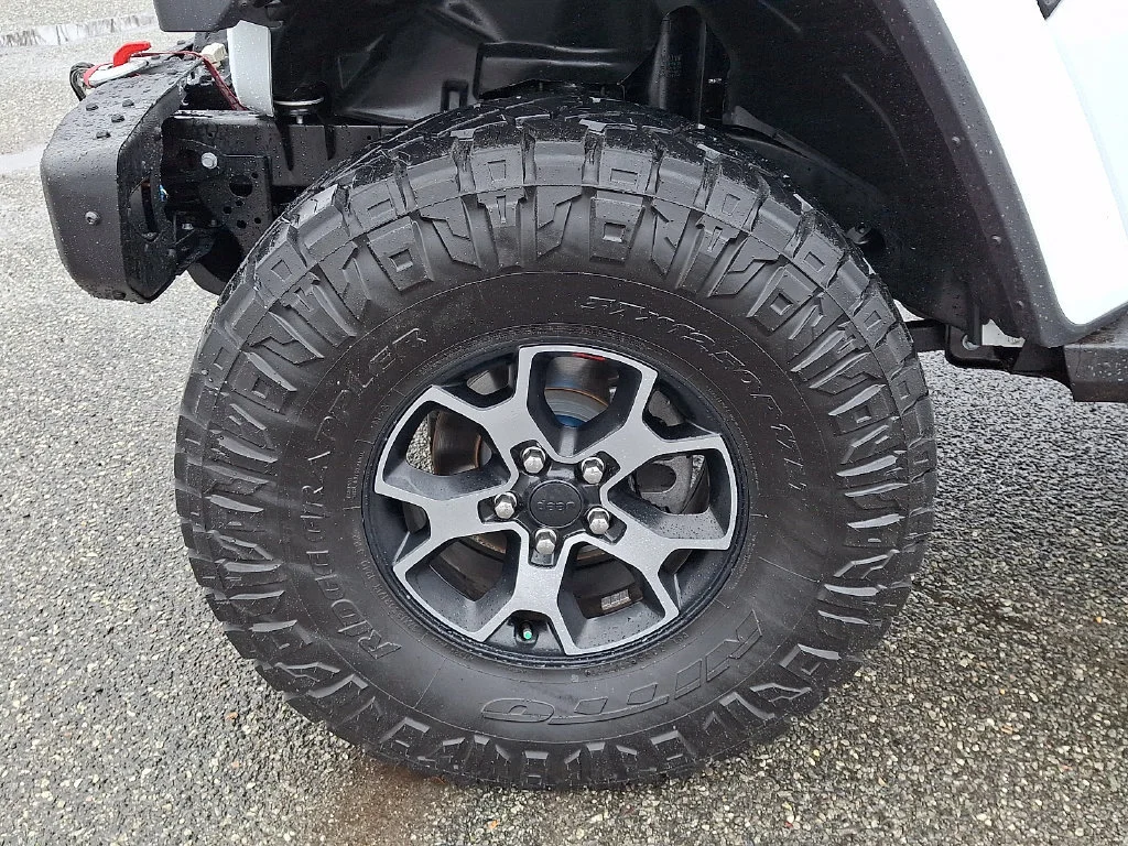 Used 2023 Bright White Clearcoat Jeep Rubicon image 29