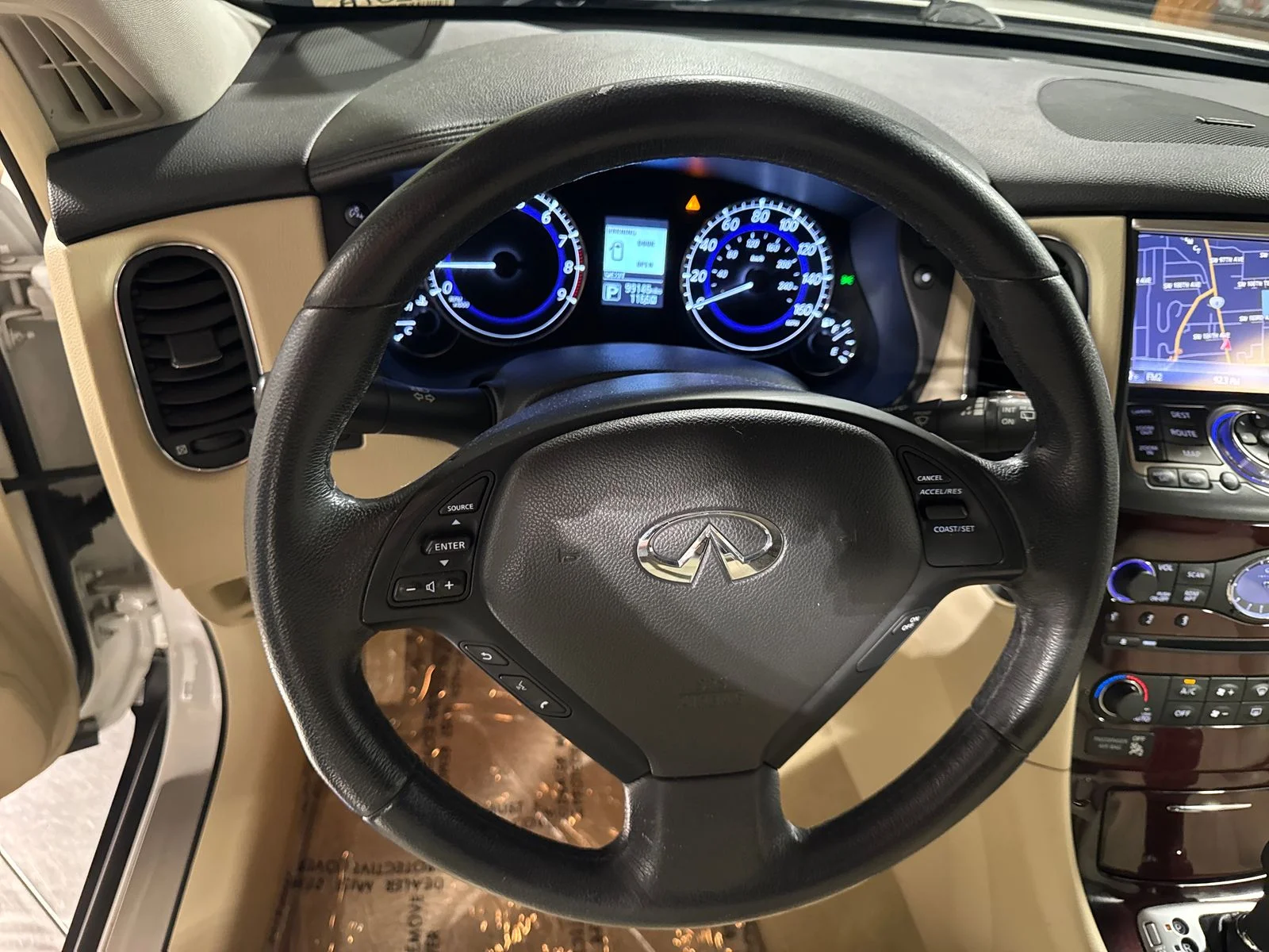 Used 2017 White INFINITI Base image 18