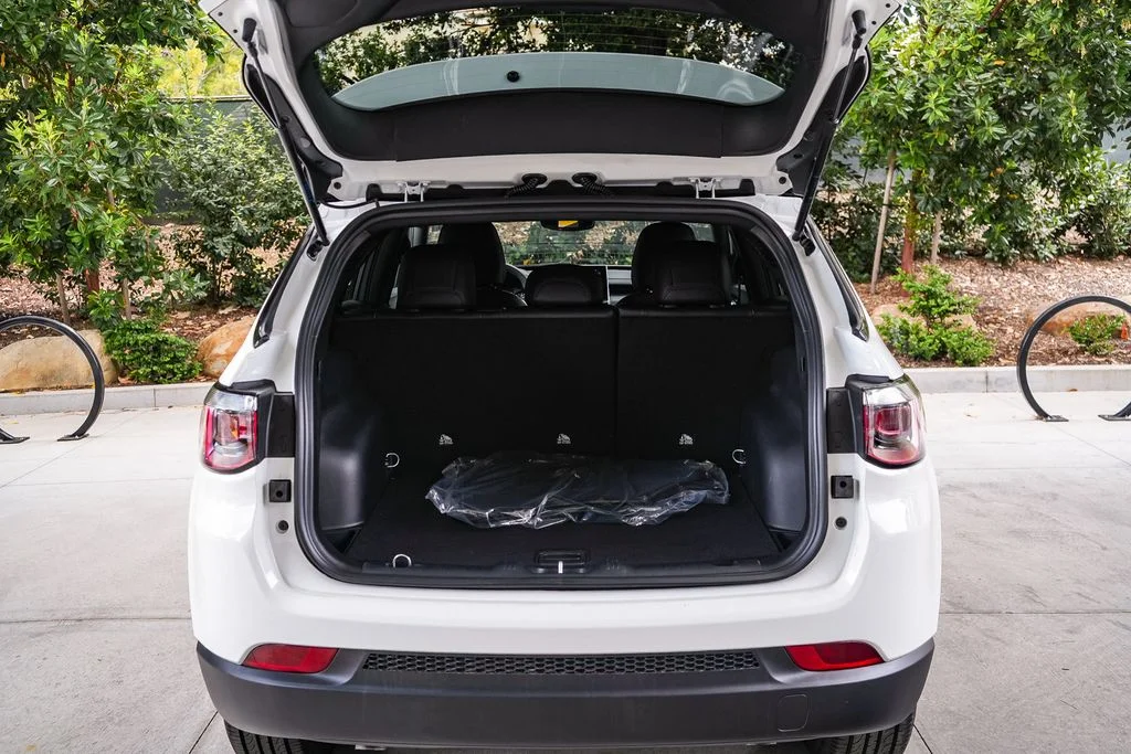 New 2026 Bright White Clear-Coat Exterior Paint Jeep Latitude image 25