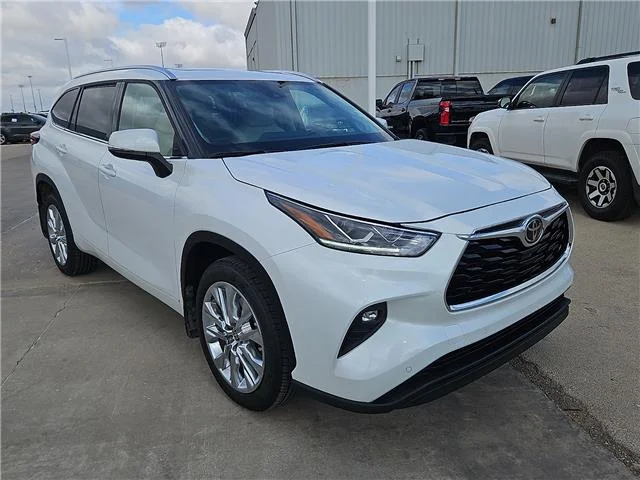 Used 2025 Wind Chill Pearl Toyota Limited All-Wheel Drive image 6
