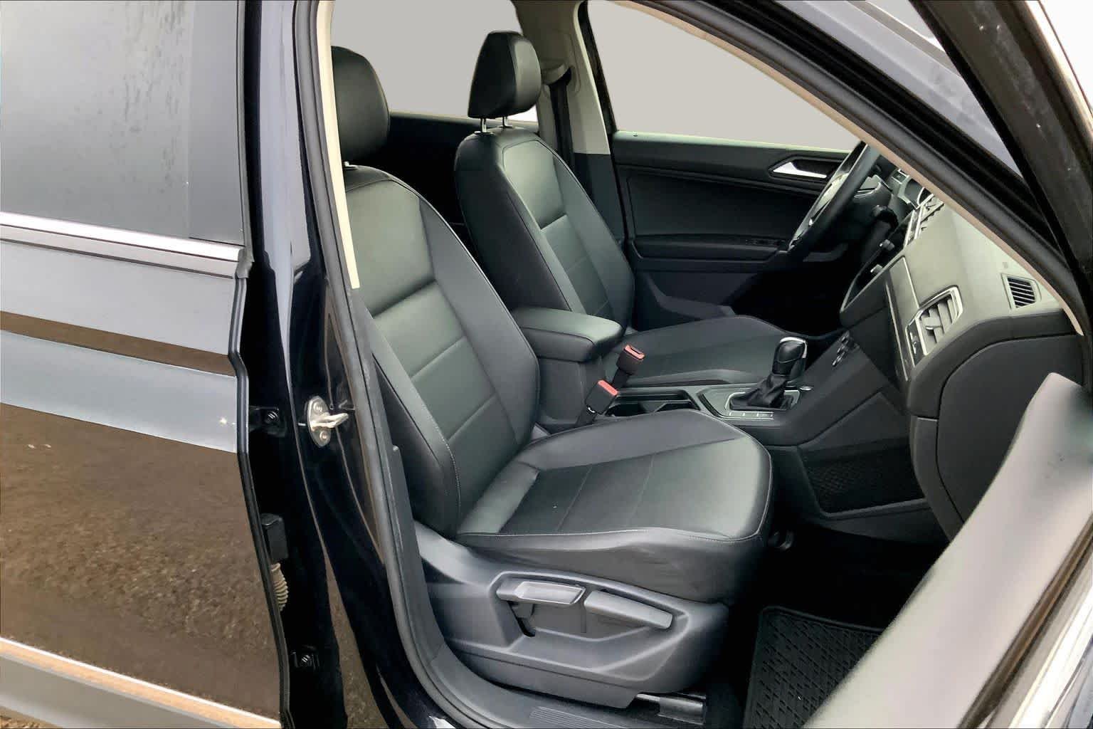 Used 2020 Deep Black Pearl Volkswagen SE image 9