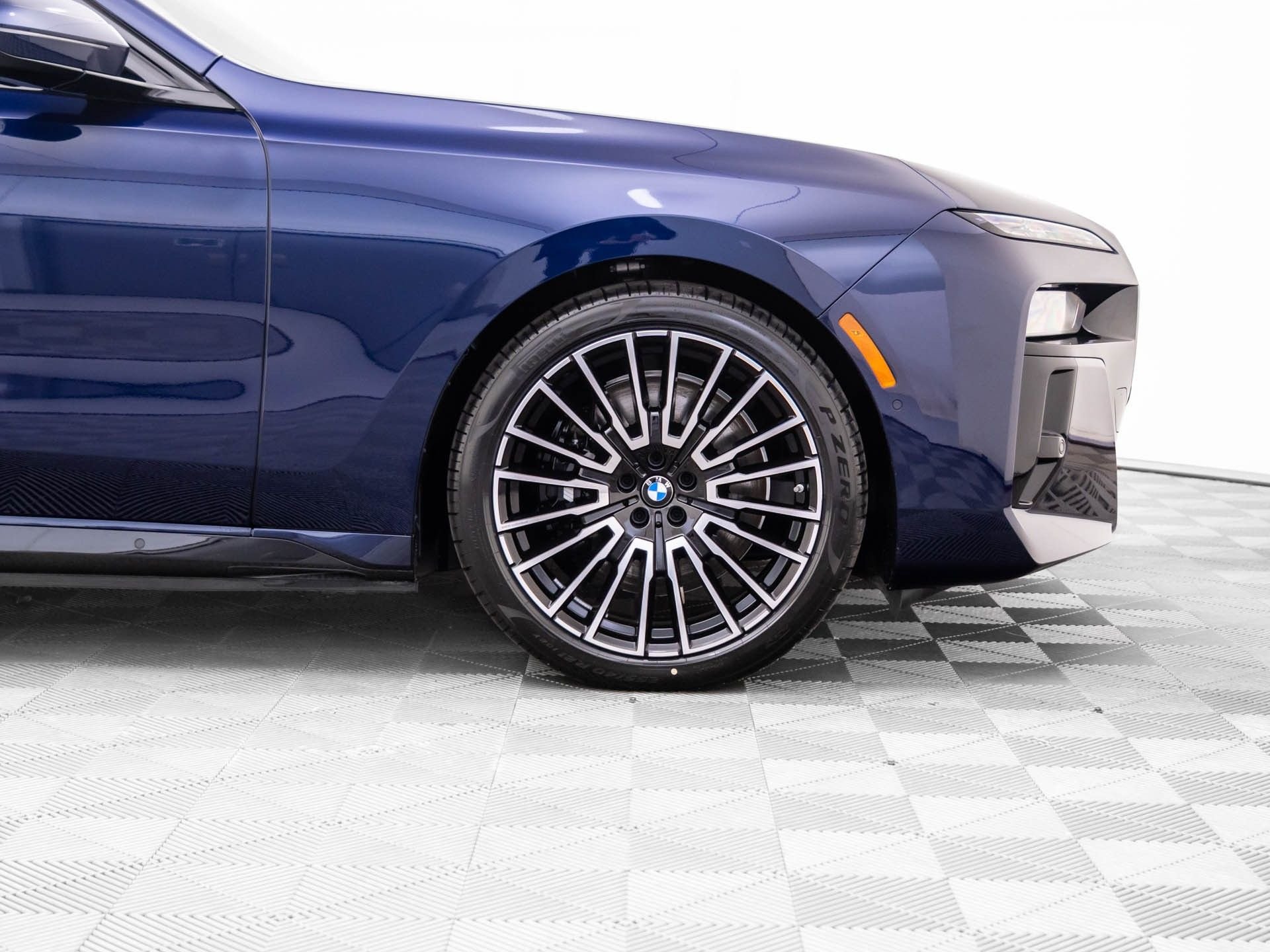New 2026 Tanzanite Blue II Metallic BMW 750e xDrive image 39
