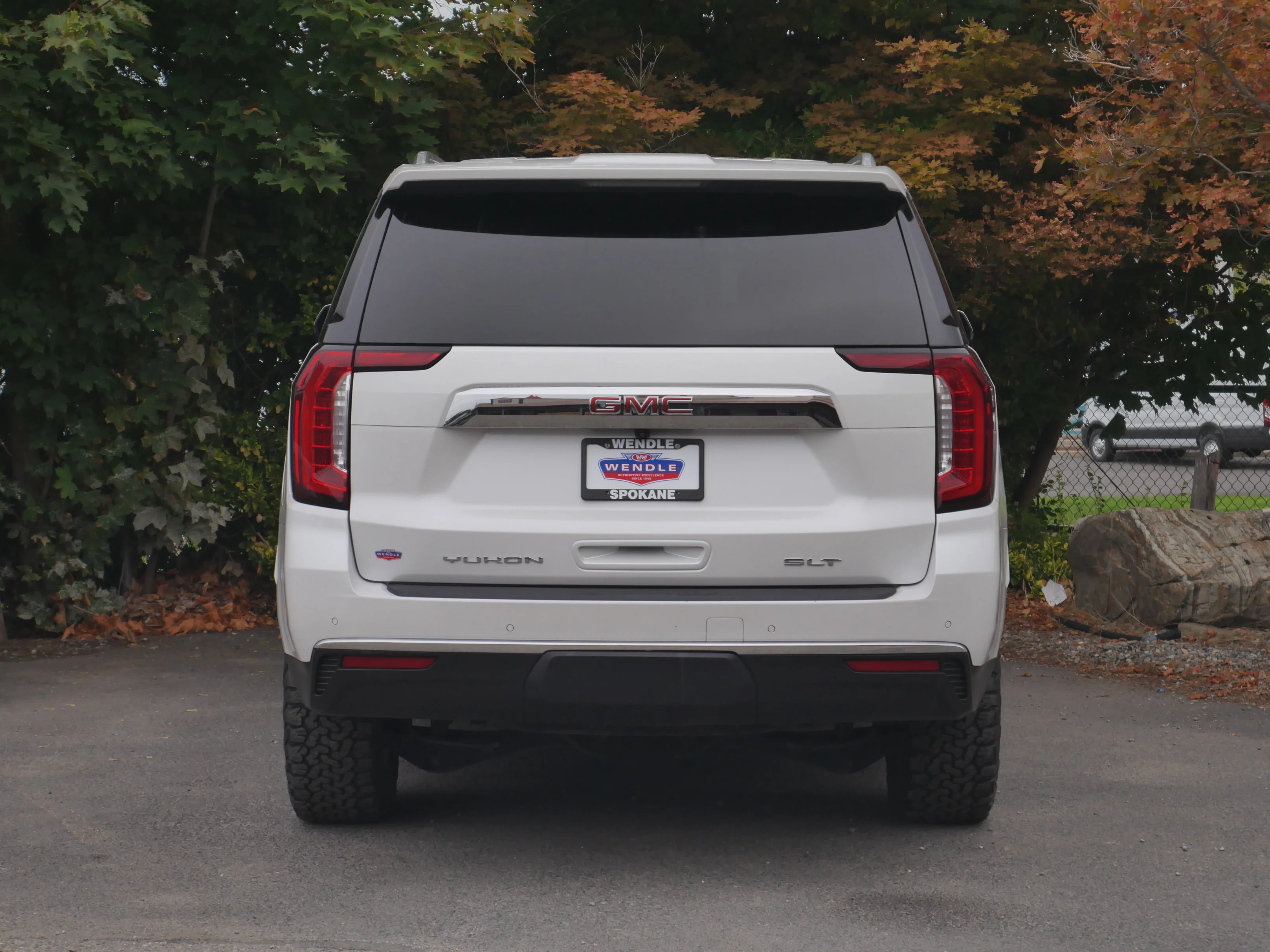 Used 2021 White Frost Tricoat GMC SLT image 25