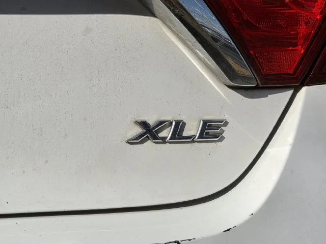 Used 2016 Super White Toyota XLE image 3