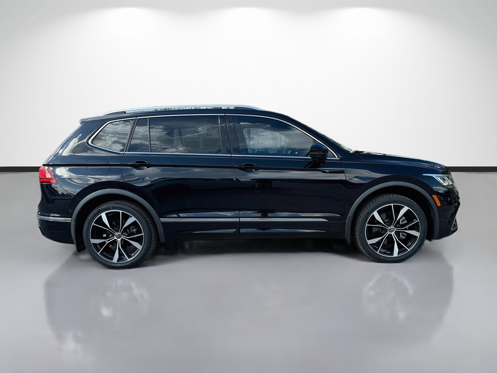 Used 2022 Black Volkswagen SEL R-Line image 2