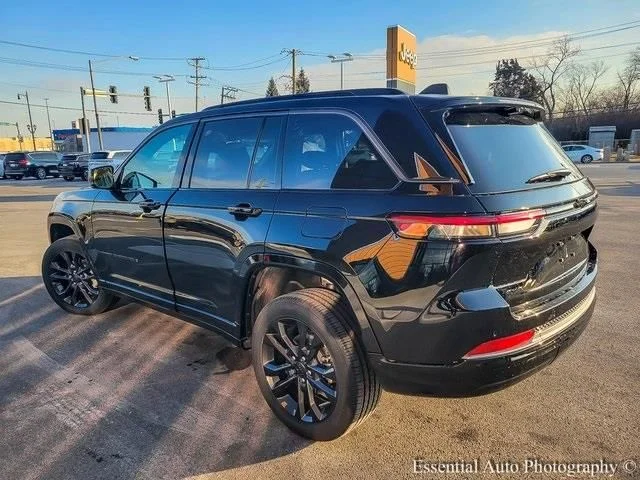 New 2026 Diamond Black Crystal Pearl-Coat Exterior Paint Jeep Limited Reserve image 6