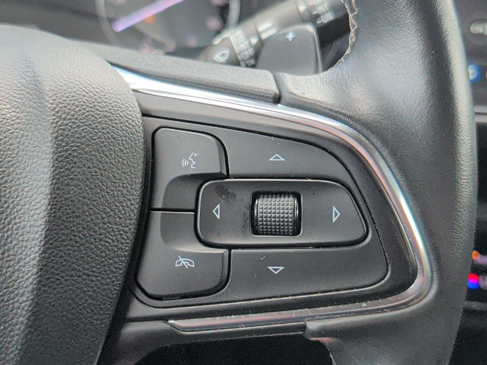 Used 2023 Ebony Twilight Metallic Buick Essence image 25