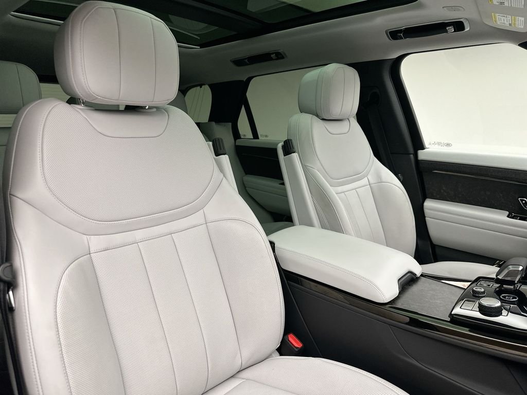 Used 2023 Fuji White Land Rover SE image 18