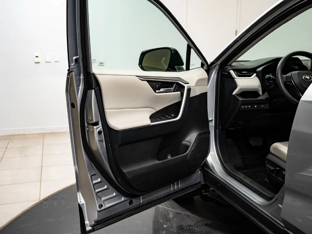 Used 2025 Silver Sky Metallic Toyota XLE Premium image 29