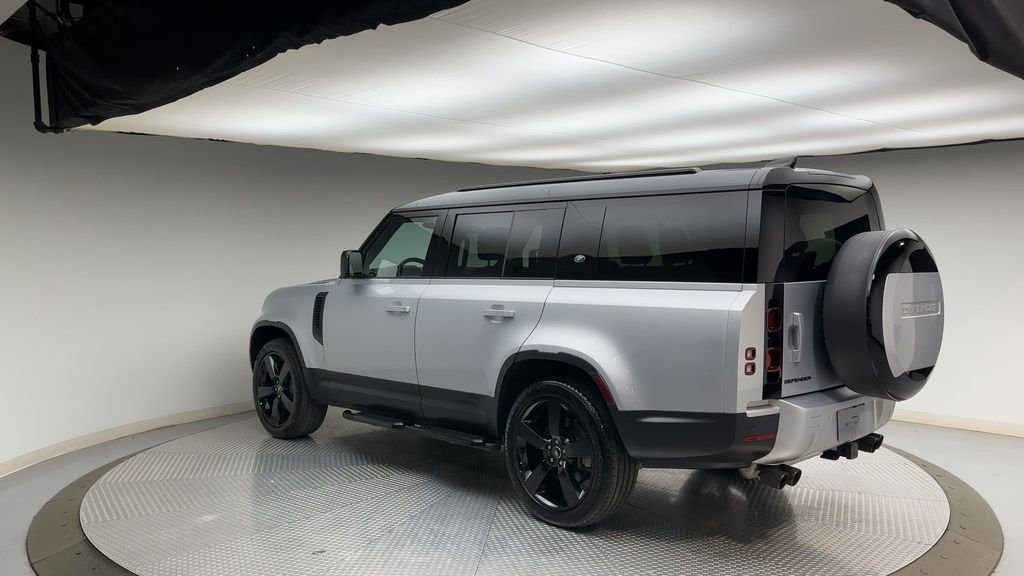 Used 2024 Hakuba Silver Metallic Land Rover S image 4