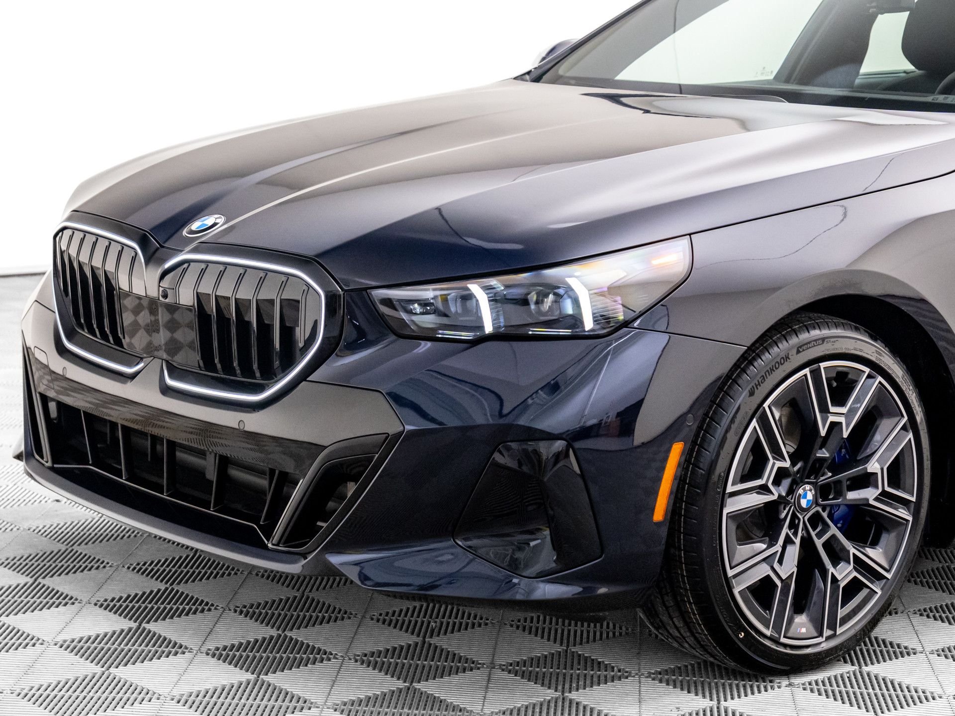 New 2026 Carbon Black Metallic BMW 530i xDrive image 36