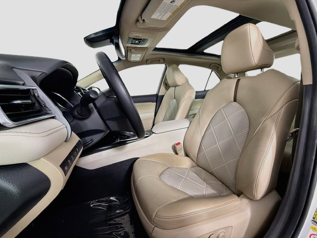 Used 2018 Beige Toyota XLE image 21
