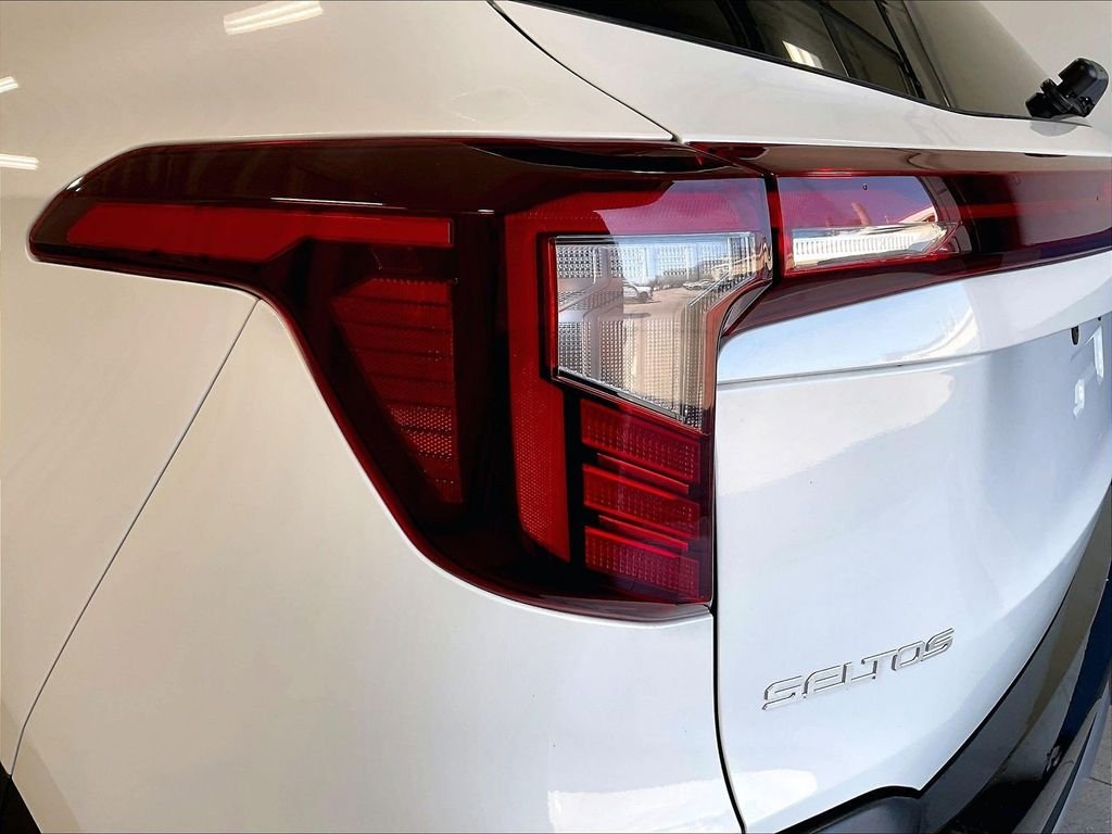 Used 2024 White Kia S image 34