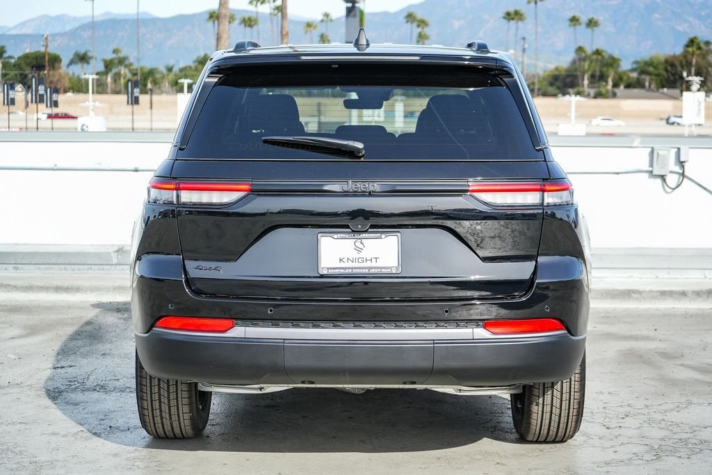 New 2026 Diamond Black Jeep Altitude image 8