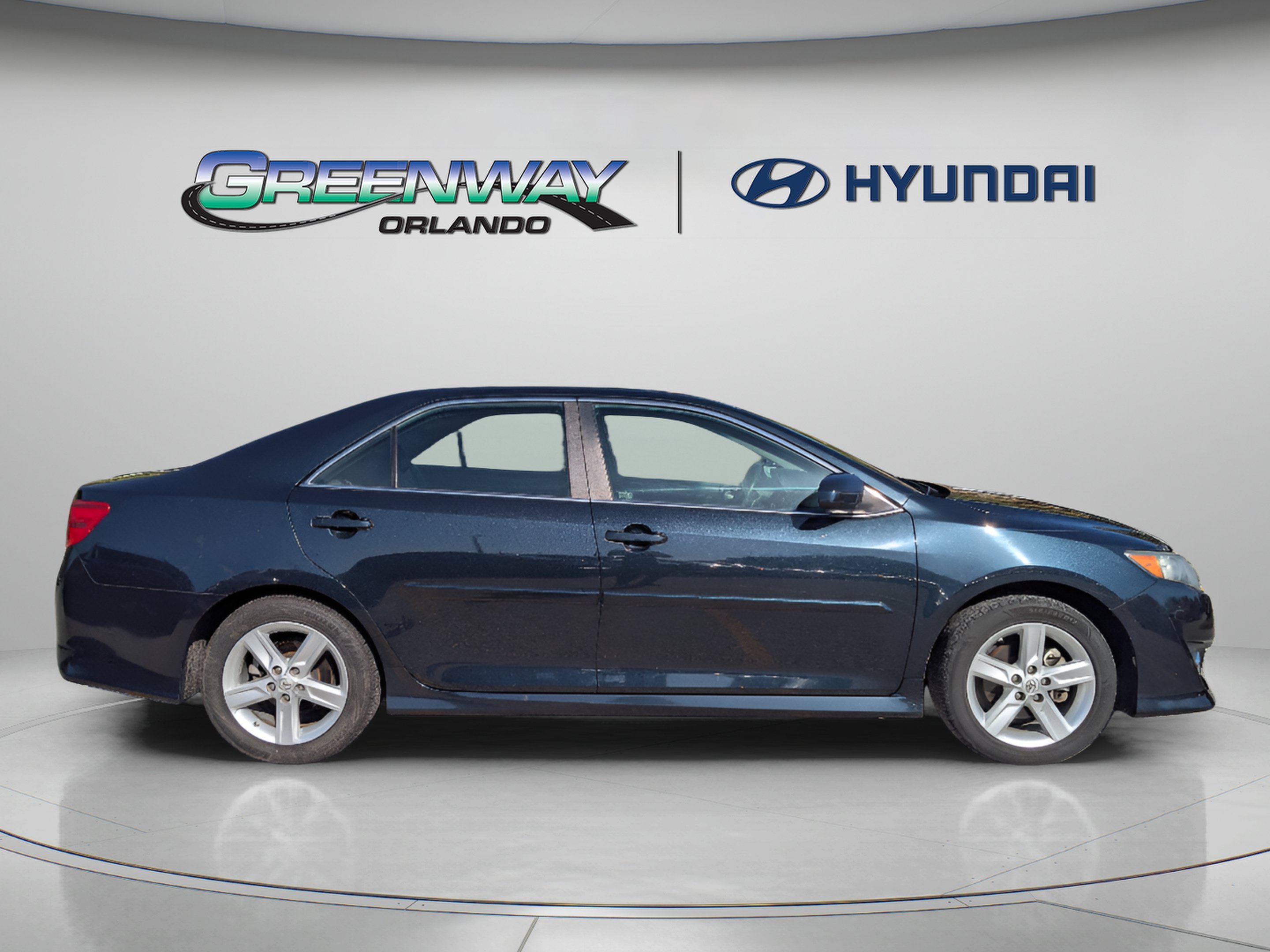 2014 Toyota Camry SE - Photo 9