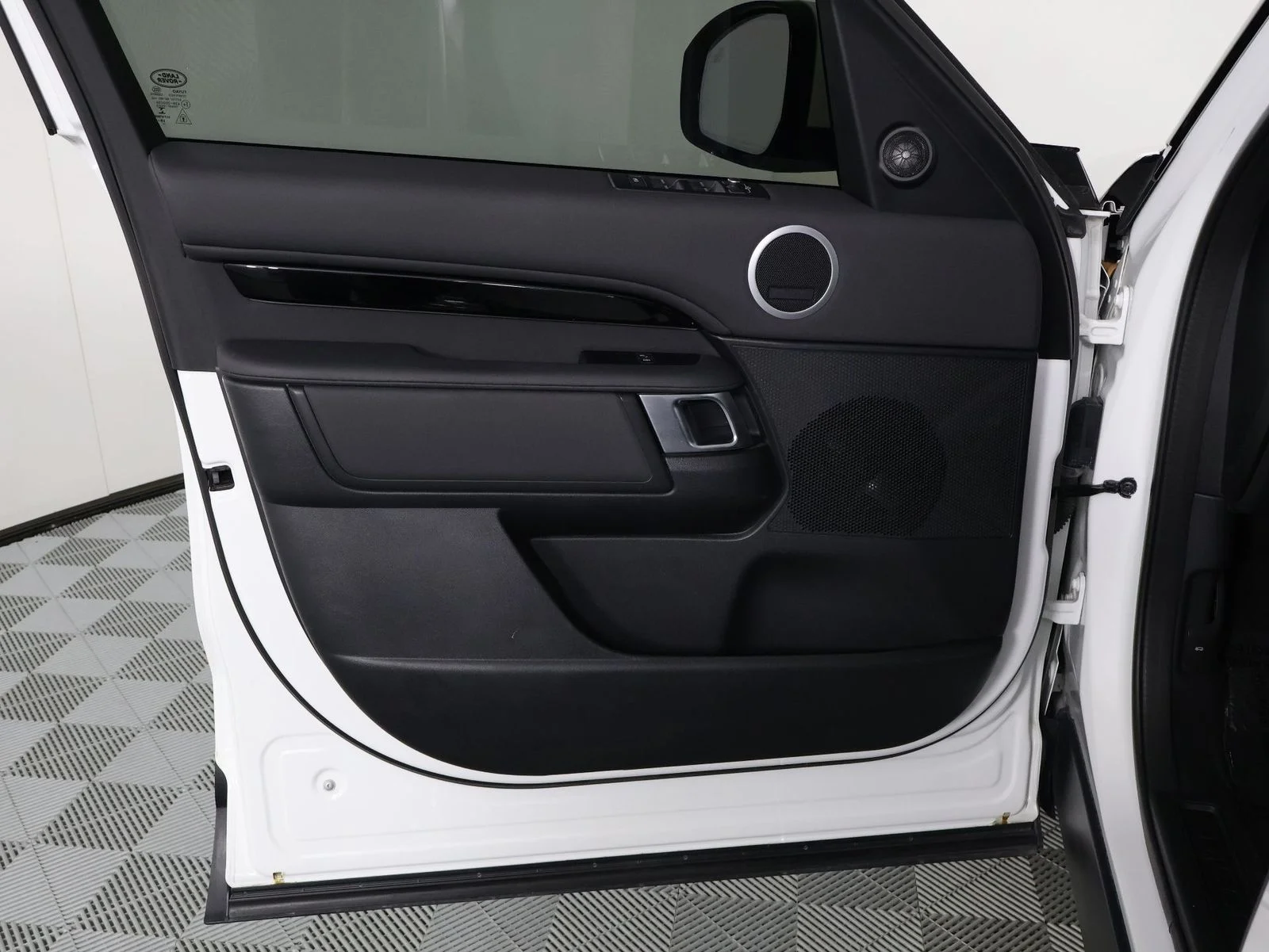 Used 2020 Fuji White Land Rover SE image 17