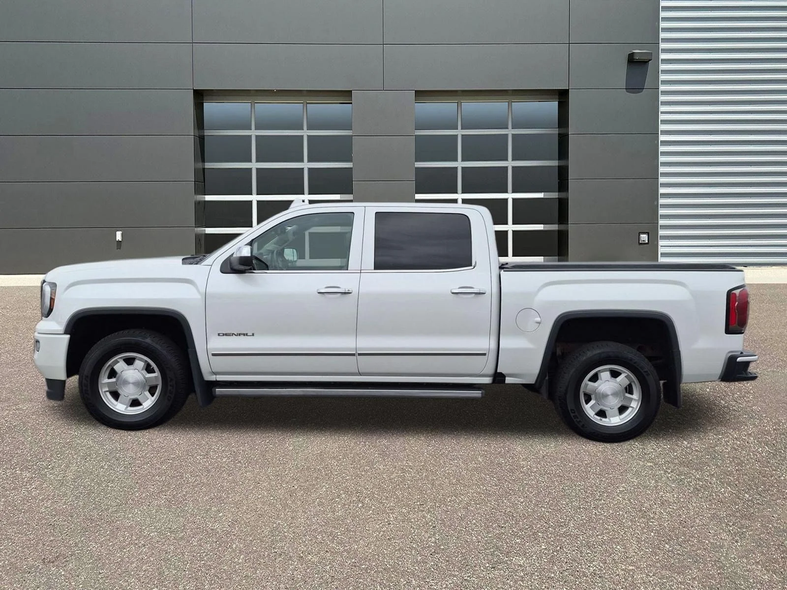 Used 2016 White Frost Tricoat GMC Denali image 9