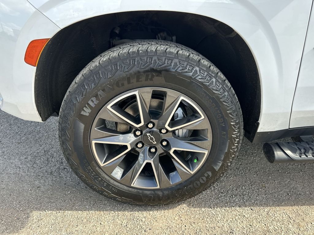 Used 2023 White Chevrolet Z71 image 10