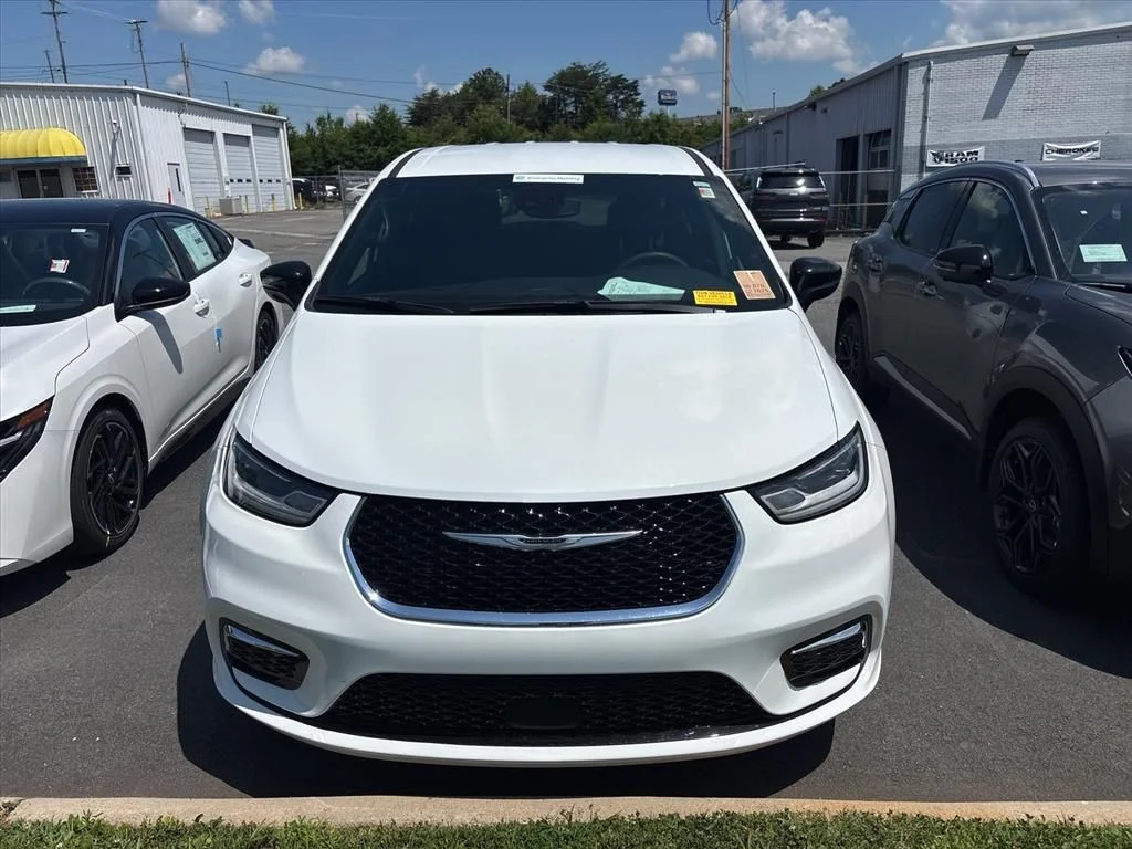 Used 2025 White Chrysler Select image 4