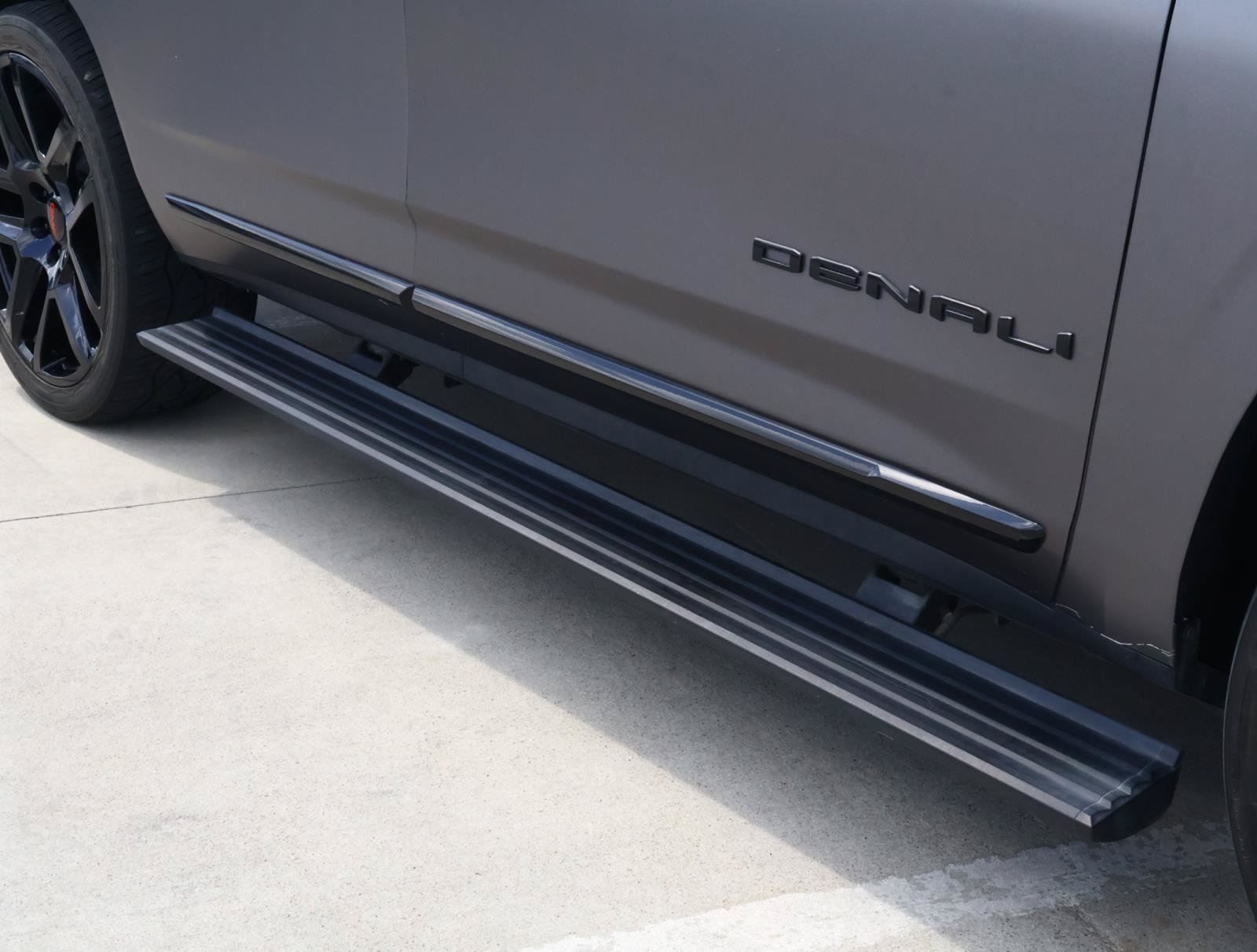 Used 2024 White Frost Tricoat GMC Denali Ultimate image 8